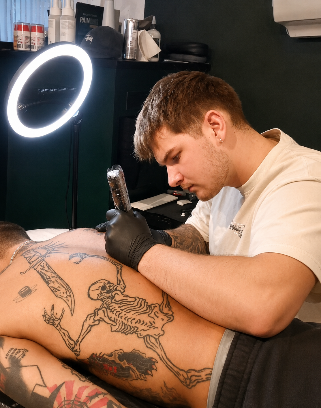 Mihai Goanta tatoverer et detaljeret black & grey realism motiv.
