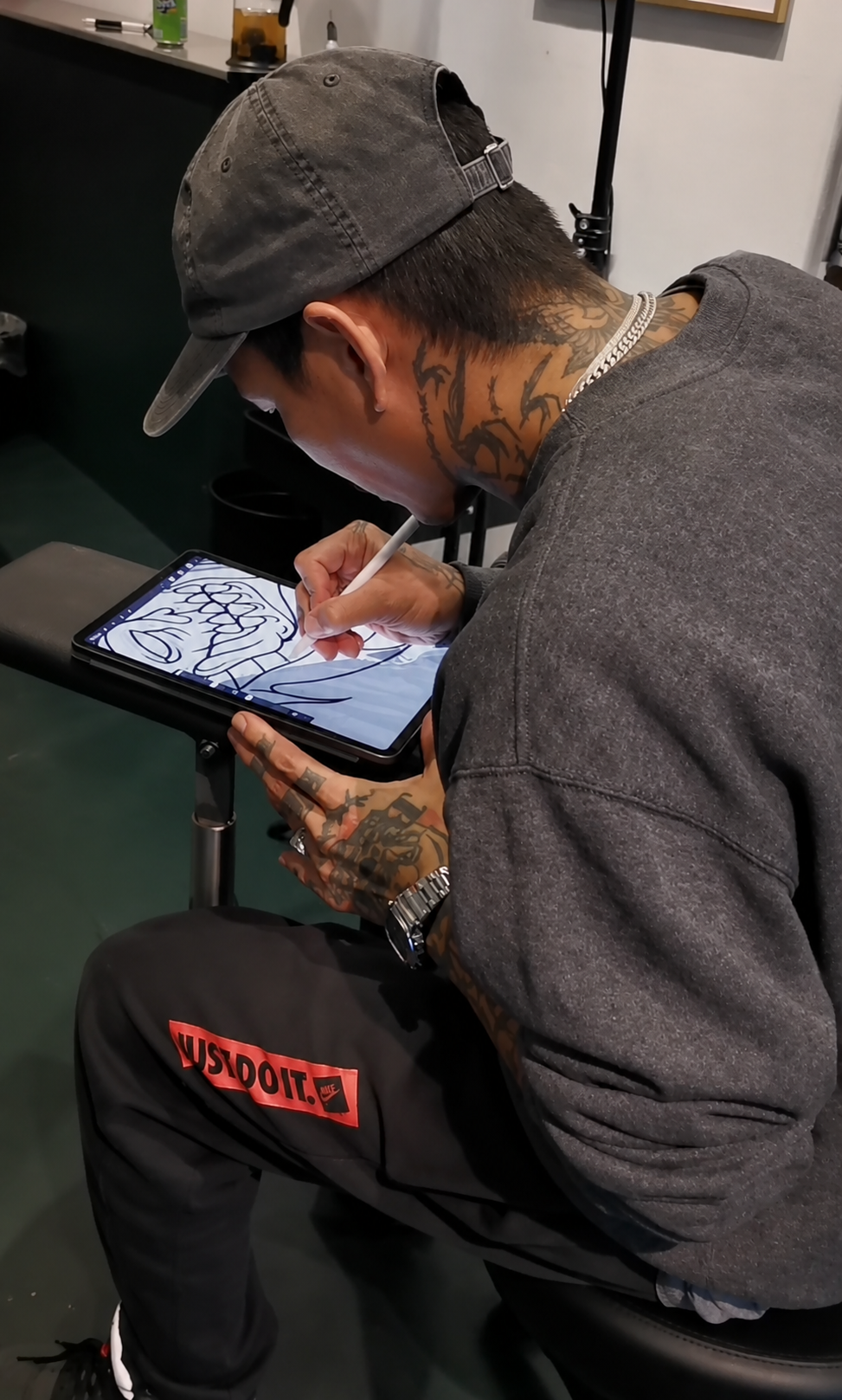 Mihai Goanta skitserer et custom tatoveringsdesign på tablet.